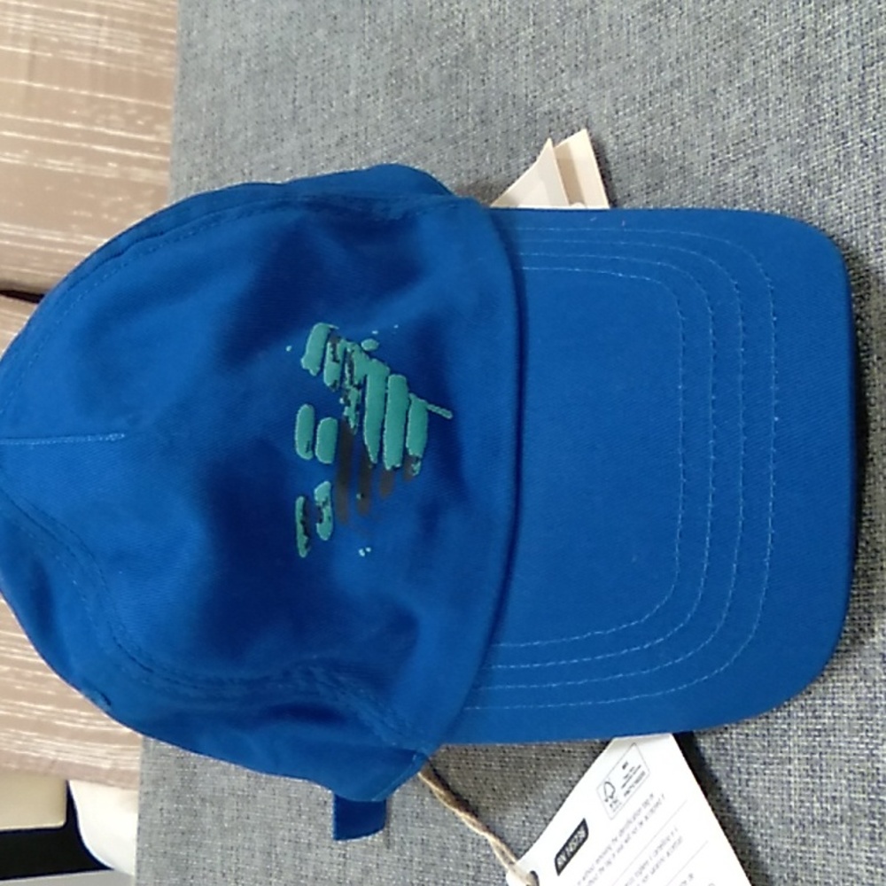 NWT Armani junior boys medium baseball cap with green and black paint spill logo